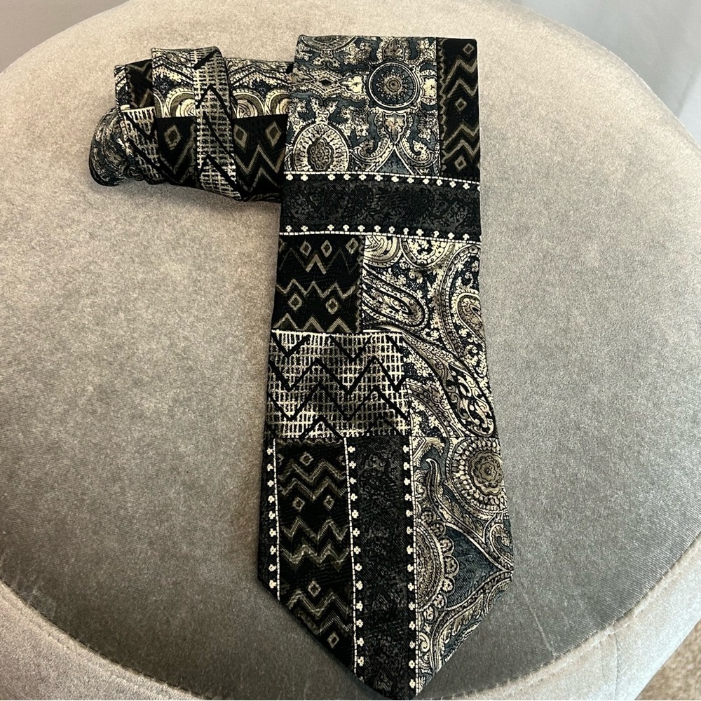 Bill Blass gray black blue printed silk tie